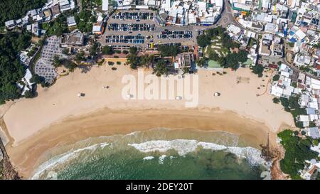 Luftaufnahme des leeren Strandes während der Stadtsperre, Shek O, Hongkong Stockfoto