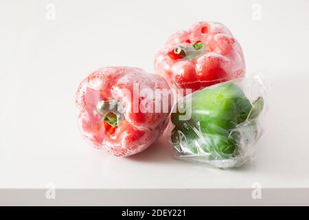 Single use Kunststoffverpackungen. Paprika Gemüse im Beutel Stockfoto