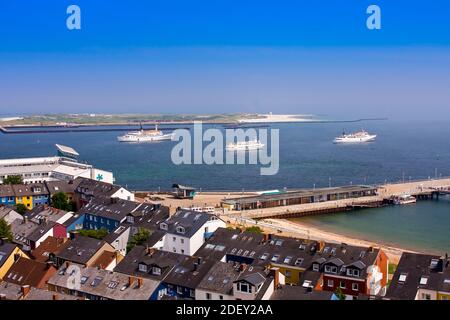 Blick auf das Unterland von Helgoland mit den Ausflugschiffen, Schleswig-Holstein, Deutschland, Europa Blick auf das Helgoland-Unterland mit dem Abgesang Stockfoto