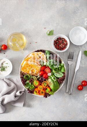 Ketogenic paleo Diät Mittagessen Schüssel. Halloumi Käse, Avocado Karotte Gurkensalat Blätter Stockfoto