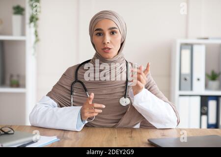 Frau in Hijab Arzt erklärt Diagnose zu Patienten Stockfoto