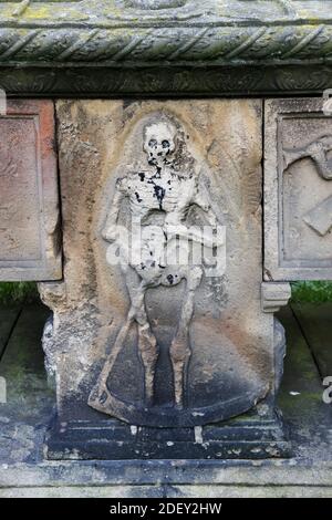 Skelettfigur mit Scythe auf dem Brustgrab von George Hopper von Black Headley, 1725, St. Mary's Parish Church, Barnard Castle, Barnard Castle, Stockfoto