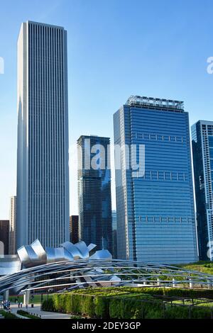 Jay Pritzker Pavilion im Millennium Park mit Aon Center und Blue Cross Blue Shield Tower, Chicago, Illinois, USA Stockfoto