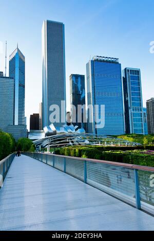 Jay Pritzker Pavilion im Millennium Park, gesehen von der Nichols Bridgeway, Chicago, Illinois, USA Stockfoto