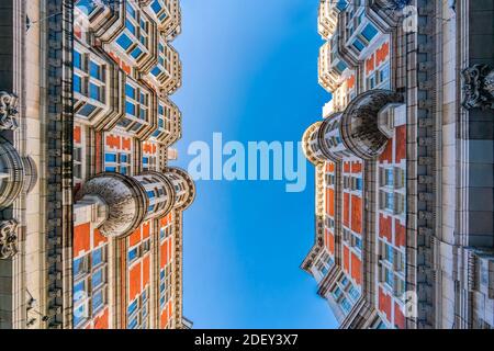 Blick nach oben auf alte Gebäude im Regentstil auf der Sicilian Avenue in Bloomsbury, London, Großbritannien Stockfoto