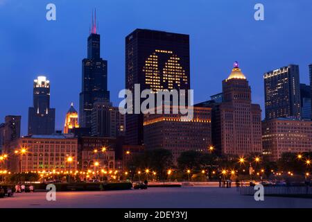 Blick auf die Skyline von Chicago aus Buckingham Fountain im Grant Park, Chicago, Illinois, USA Stockfoto