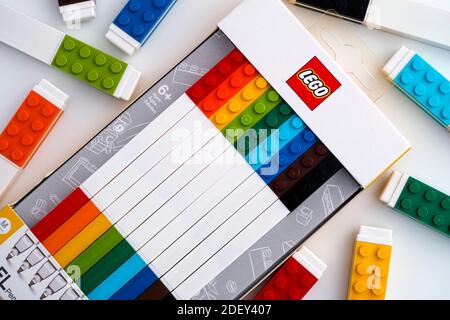 Tambow, Russische Föderation - 18. November 2020 Lego Box mit Farbe Gel Stifte. Stockfoto