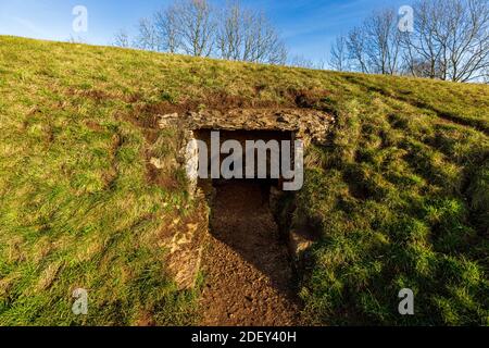 Die westliche Grabkammer von Belas Knap Neolithische lange Barrow auf Cleeve Hill, Gloucestershire, England Stockfoto