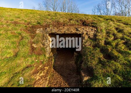 Die westliche Grabkammer von Belas Knap Neolithische lange Barrow auf Cleeve Hill, Gloucestershire, England Stockfoto