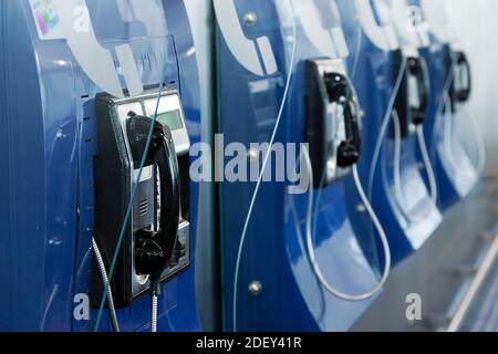 Reihe von öffentlichen Pay-Telefone, Athen International Airport, Athen, Attica, Griechenland Stockfoto