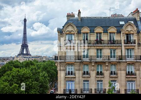 Eiffelturm und Gebäude, 7. Arrondissement, Paris, Ile de France, Frankreich Stockfoto