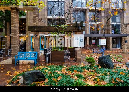 Reston, VA, USA -- 30. November 2020. Ein Foto von der Außenseite eines Kaffeehauses und Weinbar am Lake Anne in Reston, VA Stockfoto