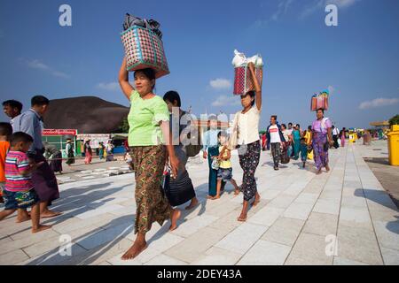 Pilgrims, Golden Rock, Mount Kyaiktiyo, Staat von Mon, Myanmar, Asien Stockfoto