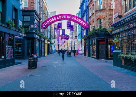 LONDON, UK - 01. DEZEMBER 2020 - Dieses Jahr Carnaby Street Christmas Decorations, erstellt in Zusammenarbeit mit der Choose Love Charity, tragen eine Messa Stockfoto