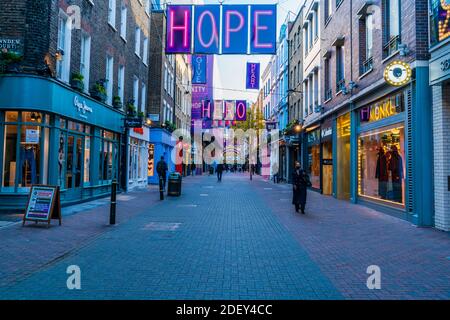 LONDON, UK - 01. DEZEMBER 2020 - Dieses Jahr Carnaby Street Christmas Decorations, erstellt in Zusammenarbeit mit der Choose Love Charity, tragen eine Messa Stockfoto