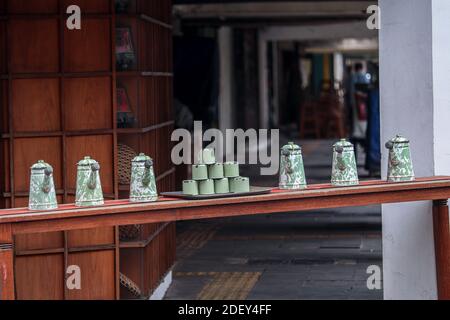 Teekannen und grüne Emaille-Gläser vor dem angezeigt Cafe-Bar vor dem Flur Stockfoto