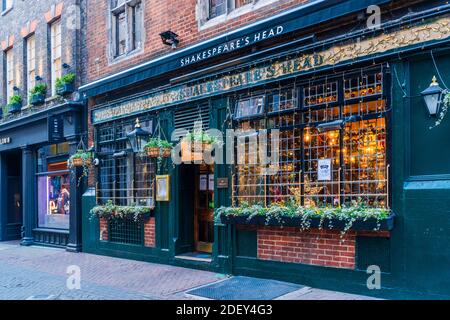 LONDON, Großbritannien - 01. DEZEMBER 2020 - Shakespear's Head, ein traditioneller britischer Londoner Pub in der Carnaby Street, der ein tolles, frisch zubereitetes traditionelles Pub f Stockfoto