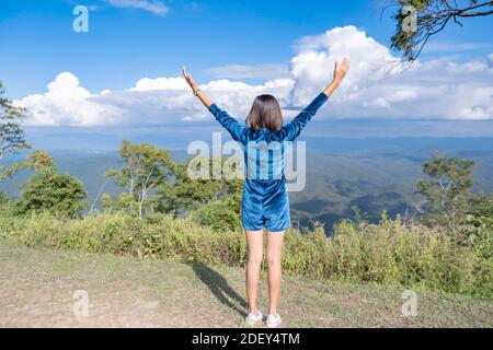 Das Bild hinter den Frauen heben die Arme blickte auf die Berge und die Wolke bei Doi Samer Dao , Nan in Thailand Stockfoto