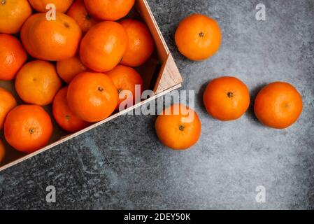 Blick von oben auf Holzkiste mit Clementinen in der Küche gefüllt Zähler Stockfoto