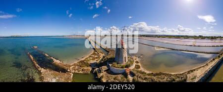 Salzpfannen in der Nähe von Marsala, Sizilien, Italien, Saline der Laguna Marsala mit Windmühle. Sizilien, Italien Stockfoto