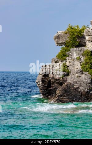 Wellen, Felsen und ein klarer Himmel an der Georgian Bay, ON. Spektakuläre Landschaft im Sommer in Georgian Bay in ON, Kanada. Es gibt über 30,000 Inseln i Stockfoto