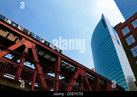 El-Zug auf Lake Street Bridge und 333 Wacker Drive, Chicago, Illinois, USA Stockfoto