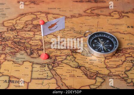 Zypern Flagge und Kompass auf der Weltkarte. Das Konzept von Reisen und Tourismus. Stockfoto