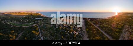 Griechische Tempel in Selinunte, Blick auf Meer und Ruinen griechischer Säulen im Archäologischen Park Selinunte Sizilien Italien Stockfoto