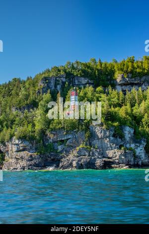 Sky Rock, Vegetation und Wasser in perfekter Ehe - Lake Huron, ON. Spektakuläre Landschaft im Sommer in Georgian Bay in ON, Kanada. Es sind vorbei Stockfoto