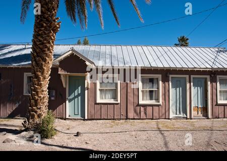 Altes Holzhotelgebäude in Shoshone, einer Stadt, die zum Death Valley National Park, Kalifornien, führt. Stockfoto