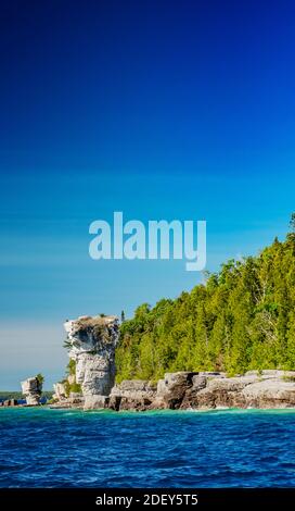 Genauerer Blick auf die Blumentopf-Felsformation im Lake Huron, ON. Spektakuläre Landschaft im Sommer in Georgian Bay in ON, Kanada. Es gibt über 30,000 Stockfoto