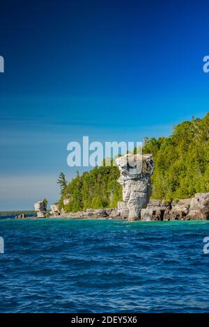 Blick auf die besondere Blumentopf-Felsformation am Lake Huron, ON. Spektakuläre Landschaft im Sommer in Georgian Bay in ON, Kanada. Es gibt über 30,00 Stockfoto