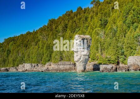 Spezielle Felsen am Ufer des unbekannten Lake Huron Island, ON. Spektakuläre Landschaft im Sommer in Georgian Bay in ON, Kanada. Es gibt über 30,000 i Stockfoto