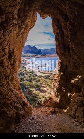 Überblick über das Meer der San Vito lo Capo Sizilien, Grotte herrliche Aussicht auf eine mediterrane Landschaft vom Aussichtspunkt Macari in Sizilien in der Nähe von San Vito Lo Capo Klippen beliebt für Kletterer Stockfoto