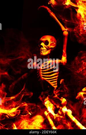 Grusel Dämon Halloween Skelett tanzt in tödlichem Feuer Stockfoto