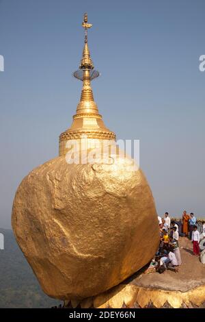 Eifrige Anhänger greifen Goldplatten, Golden Rock, Berg Kyaiktiyo, Staat Mon, Myanmar, Asien an Stockfoto