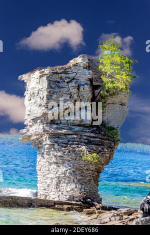 Vegetation schafft es, auf der Blume Topf Gesteinsformation am Lake Huron zu überleben. Spektakuläre Landschaft im Sommer in Georgian Bay in ON, Kanada. Da ist ein Stockfoto