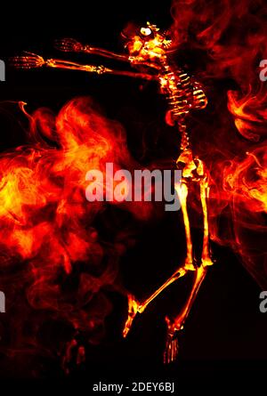 Grusel Dämon Halloween Skelett tanzt in tödlichem Feuer Stockfoto