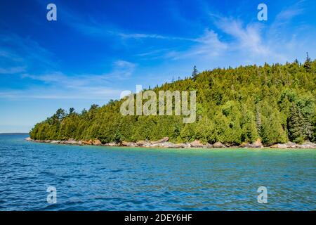 Große Sommerszene von Wasser, Felsen, und der Himmel, Lake Huron, AUF. Spektakuläre Landschaft im Sommer in Georgian Bay in ON, Kanada. Es gibt über 30,00 Stockfoto