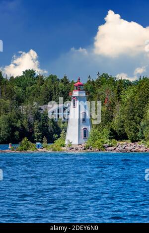 Big Tub Leuchtturm und Museum, Tobermory, ON. Spektakuläre Landschaft im Sommer in Georgian Bay in ON, Kanada. Es gibt über 30,000 Inseln in Lake H Stockfoto