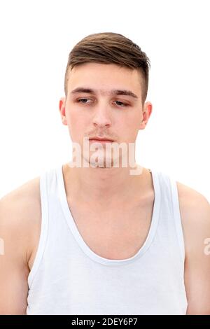 Nachdenklicher junger Mann im Unterhemd isoliert auf dem Weiß Hintergrund Stockfoto