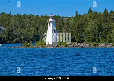 Blaues Wasser des Huron-Sees und der große Tub-Leuchtturm, ON. Spektakuläre Landschaft im Sommer in Georgian Bay in ON, Kanada. Es gibt über 30,000 isran Stockfoto