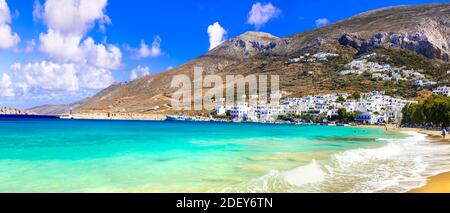 Wunderbares Griechenland - Insel Amorgos. Schöner Strand Aegiali mit türkisfarbenem Meer. Das Beste der Kykladen Stockfoto