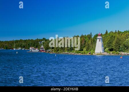Big Tub Leuchtturm an einem Sommertag des Jahres 2019 gesehen, Tobermory, ON. Spektakuläre Landschaft im Sommer in Georgian Bay in ON, Kanada. Es gibt über 30,000 Stockfoto