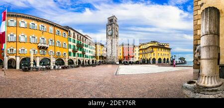 Riva del Garda - charmante beliebte Stadt am Gardasee. Bunte Häuser und alte Turm in der Innenstadt. Italien, Tentino Stockfoto