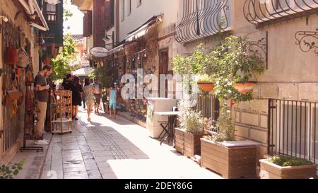 Straße mit Wandertouristen der Altstadt Kaleici, Antalya, Türkei. Stockfoto