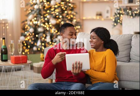 Surfen im Internet und mobile App für Online-Chat Stockfoto