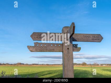 Holzschild Post auf Pocklington Canal Schleppweg mit Anweisungen nach London und East Cottingwith. Stockfoto