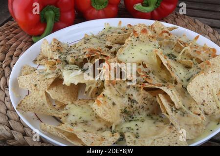 Triangle Nachos mit heißer Käsesauce als Snack mexikanisches Essen Stockfoto