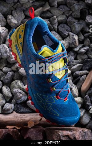 Sportliche Laufschuhe. Trekkingschuhe. Stillleben mit Sneakers. Stockfoto
